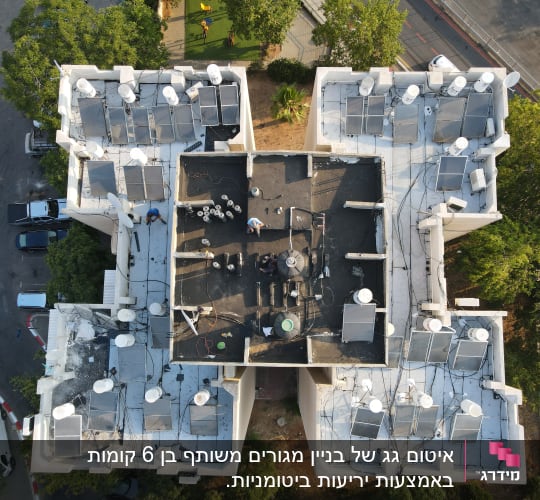 עובדים על גג עם ציוד לאיטום ואנטנות
